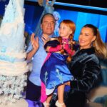 Roberto Justus Instagram - Vicky 3 anos 🤍 Nosso sonho congelante ❄️ que dia especial! Não existe nada nesse mundo que me deixa mais feliz do que ver o sorriso da Vicky. Realizar os sonhos dos nossos filhos aquece a alma e é alegria em dobro! Agradeço todas as noites por poder proporcionar esses momentos pra ela… e compartilhar com cada um de vcs me deixa muito feliz, pois recebemos tanto carinho aqui, que dividir é uma benção 🙏🏻 Obrigada @andreaguima5 por mergulhar comigo nesse projeto incrível, seu bom gosto e sua competência não existem! Vc se supera sempre, todo ano… 👏