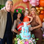 Roberto Justus Instagram - Começaram ao lado dos irmãos e família as comemorações dos 3 aninhos da Vicky completados hoje! Domingo será para os amiguinhos! 🎂🎂🎂💙
