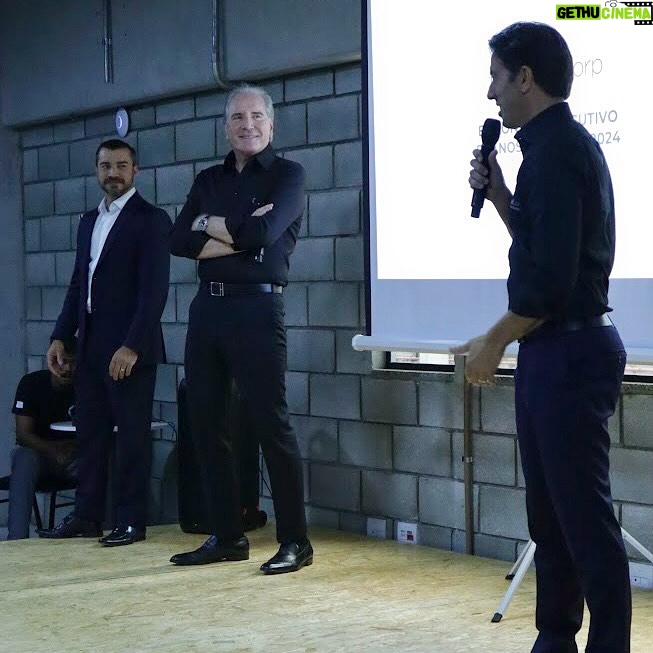 Roberto Justus Instagram - É preciso ser ousado!! E dessa forma estamos planejando nossos próximos 100 dias, porque o HOJE é o nosso AMANHÃ. Nosso evento foi um sucesso, obrigado a todos que estiveram presentes. Vem muita coisa boa por aí! 🤝 @robertoljustus @marcelopieruzzi @steelcorp.tech @steelacademy.tech @steelbank.tech @tecnoframe.tech #steelframe #steelcorp #construçãomodular #tecnologia #inovação