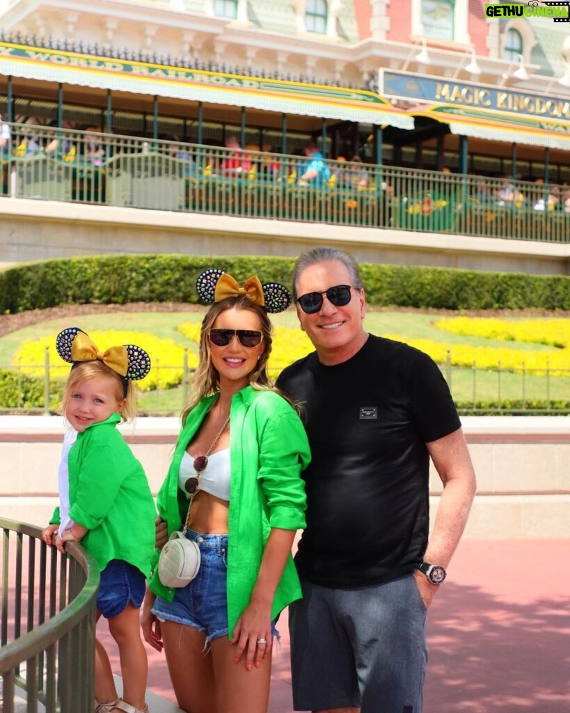 Roberto Justus Instagram - Vale cada segundo só pela carinha dela curtindo essa magia… 💙💙💙 Disney World