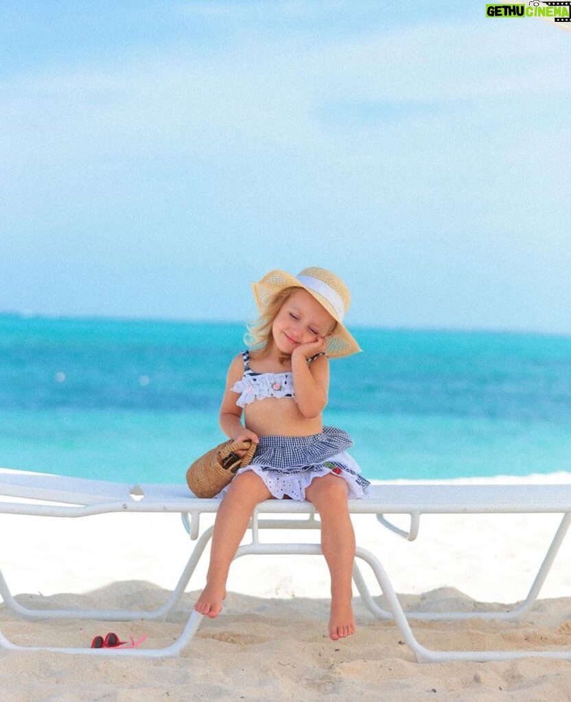 Roberto Justus Instagram - Vicky 🤍 sendo Vicky 😎 1,2,3,4 ou 5?! Qual a sua favorita? Turks and Caicos Island