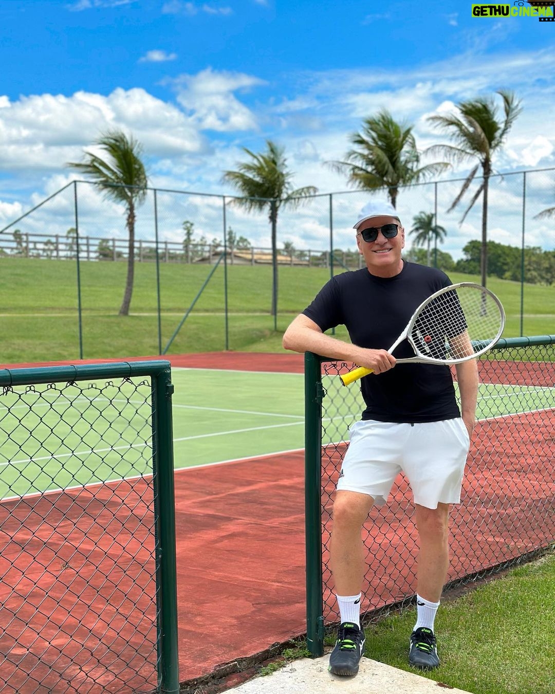 Roberto Justus Instagram - Jogando debaixo de um calor de 32 graus no interior! I”m back…🎾🎾