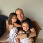 Roberto Justus Instagram - E eu aguento essas fofuras de netinhas? Kiki e Nena! Muito amor… 💙💙