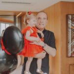 Roberto Justus Instagram - 2 aninhos da minha netinha Stella. Meiguinha, e lindinha do Vovô! 💙