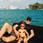 Roberto Justus Instagram - Passeio de barco… momentos especiais com a minha pequena… 💙 Miami Beach, Florida