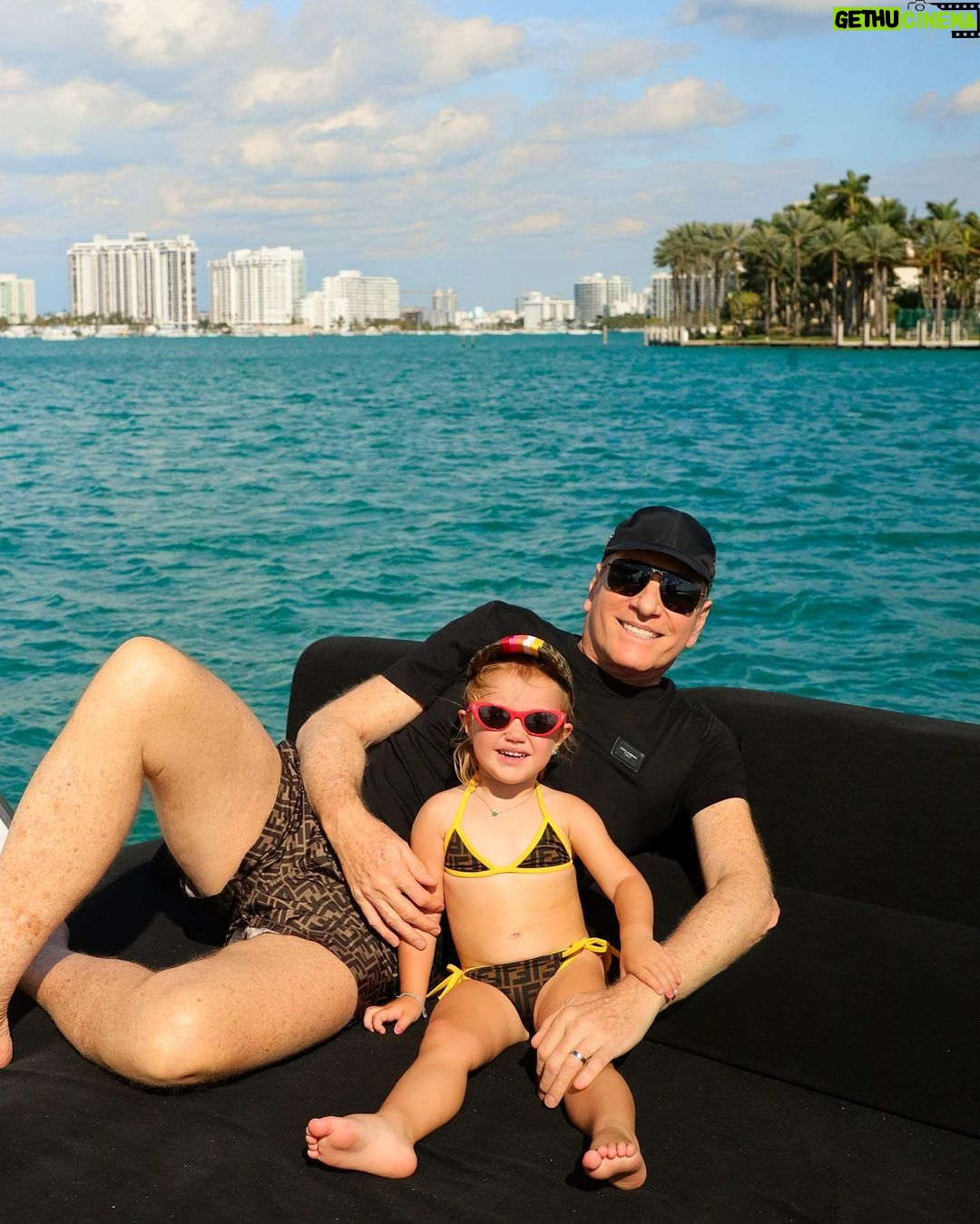 Roberto Justus Instagram - Passeio de barco… momentos especiais com a minha pequena… 💙 Miami Beach, Florida
