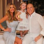 Roberto Justus Instagram - Nosso 2022 foi intenso… um ano que começou abençoado, intenso e terminou desafiador… um ano de aprendizados, de reflexão. Momentos para descobrir coisas novas e se redescobrir… que 2023 traga para a nossa família e para vcs, a colheita, das melhores! Que traga acima de tudo, amor e saúde… o restante a gente corre atrás! HAPPY NEW YEAR 🍾🥂✨ Miami, Florida