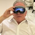 Roberto Justus Instagram - Experimentando esse incrível Apple Vision Pro! Tecnologia surpreendente! Inacreditável!