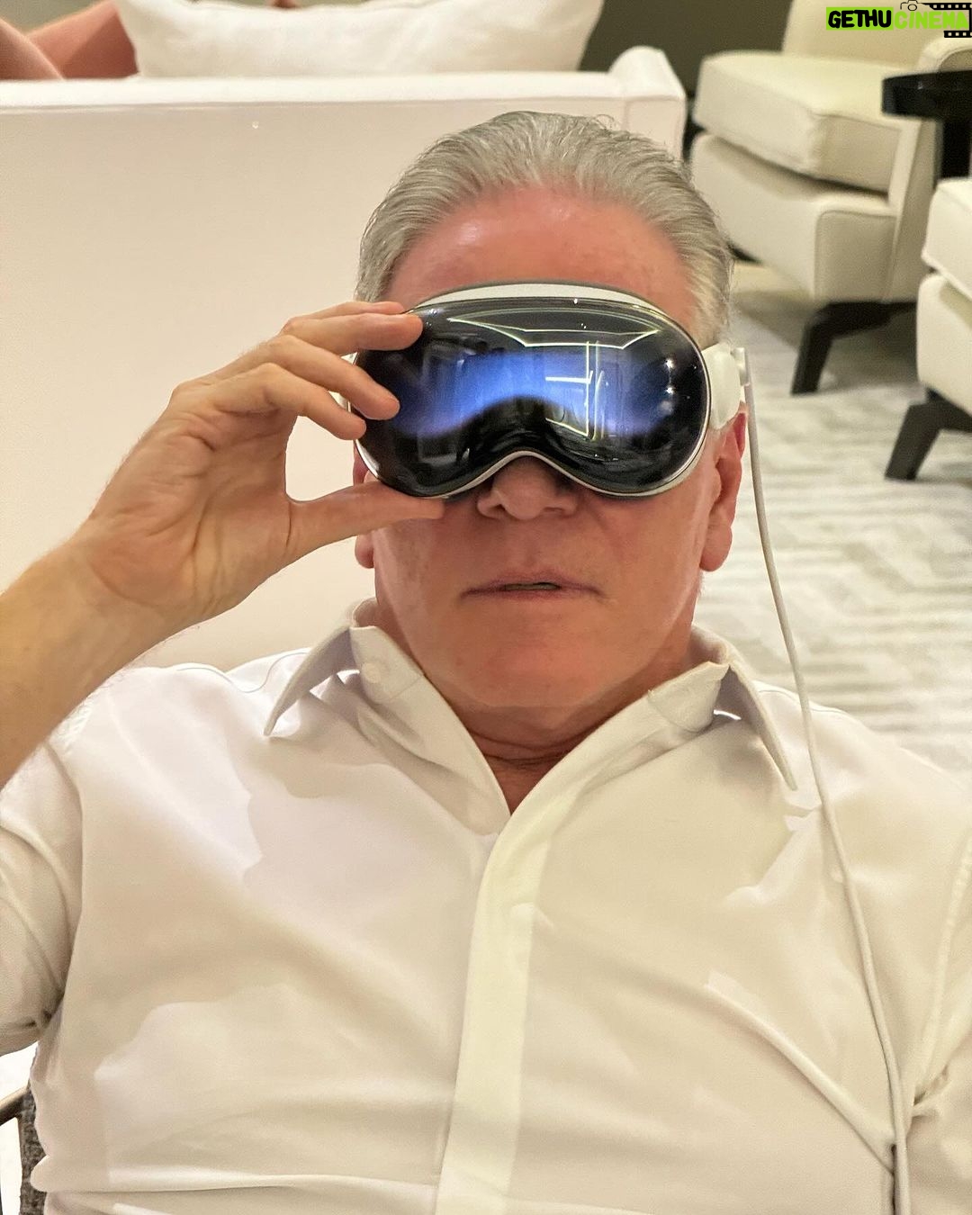 Roberto Justus Instagram - Experimentando esse incrível Apple Vision Pro! Tecnologia surpreendente! Inacreditável!