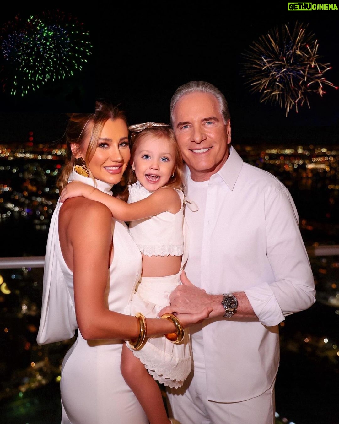 Roberto Justus Instagram - Happy New Year 🍾✨ que 2024 seja um ano de muita saúde! Que o resto a gente conquista 🤍 Miami, Florida