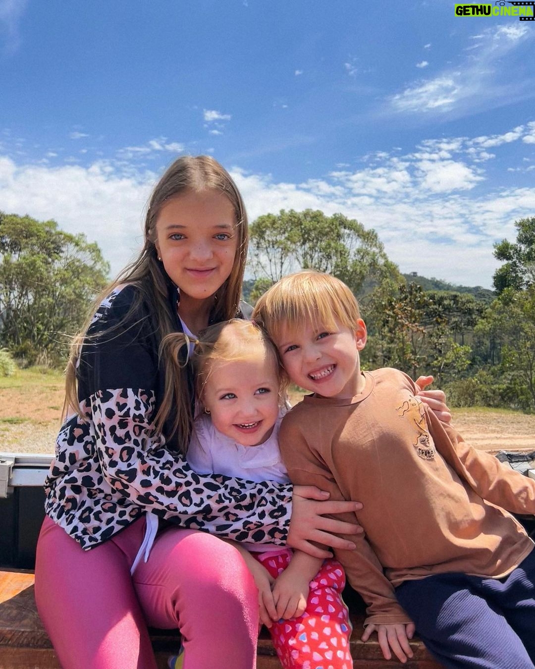 Roberto Justus Instagram - Na viagem da semana das crianças, minhas filhas @rafapinheirojustus e Vicky com meu neto Arthur… 💙💙💙 Campos do Jordão, Brazil