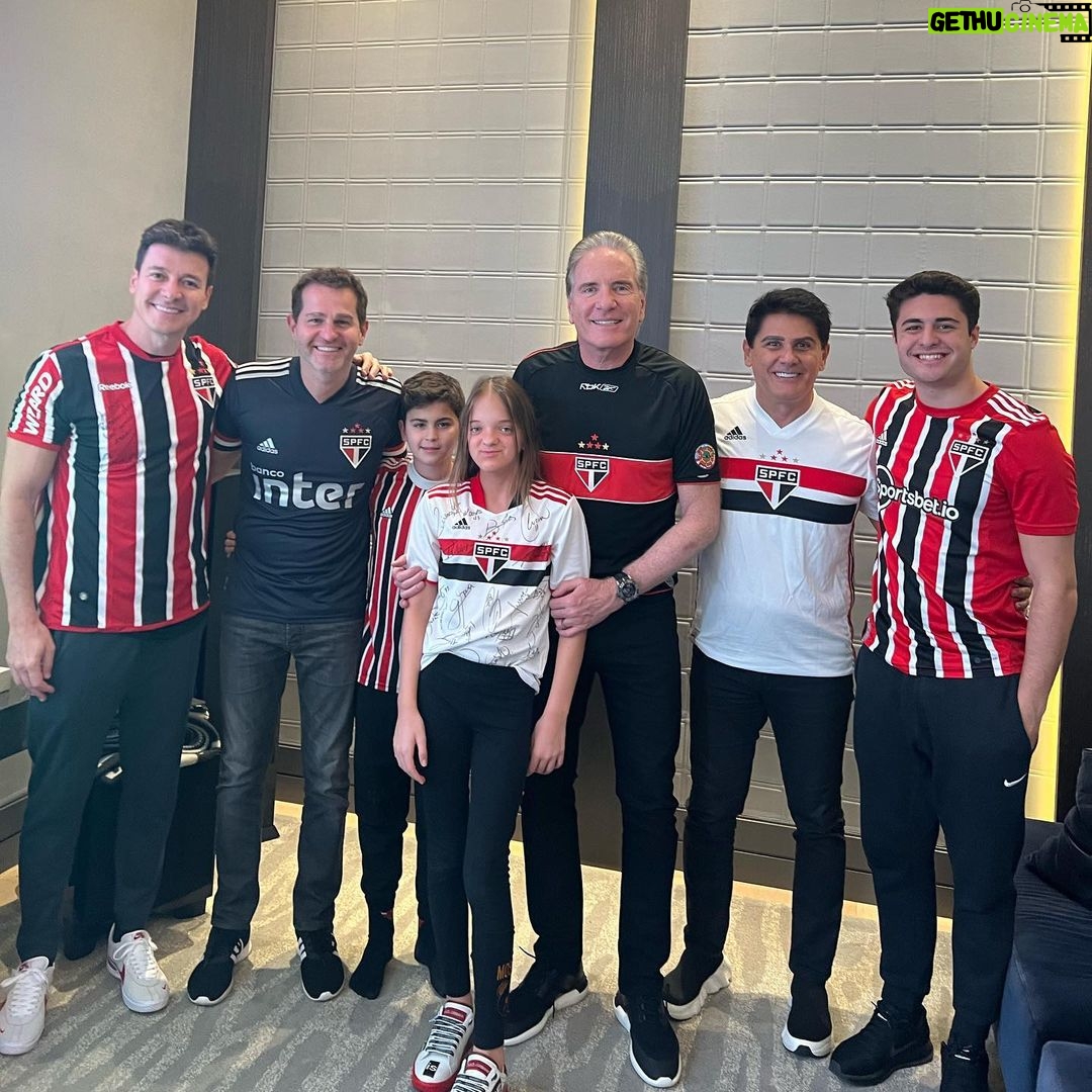 Roberto Justus Instagram - Turma boa para torcer pelo título do Tricolor na Sul-Americana! Vamos São Paulo!!!❤️🤍🖤
