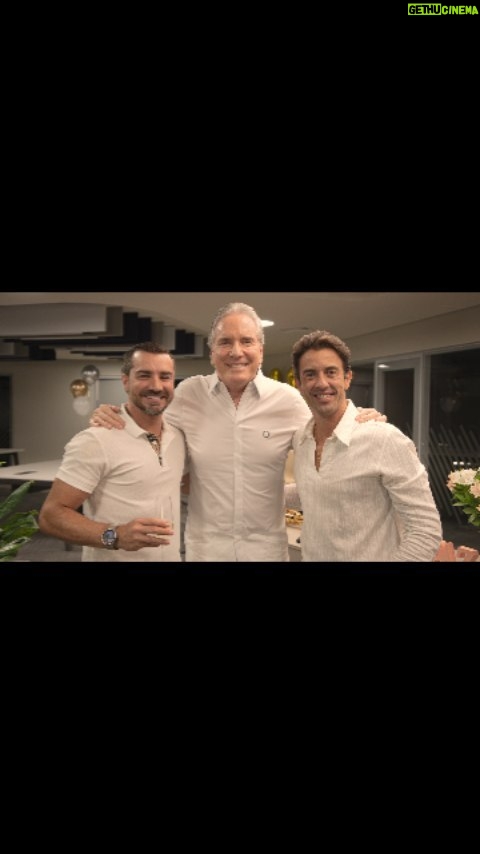 Roberto Justus Instagram - Nosso agradecimento a todos os clientes, fornecedores, parceiros e colaboradores por esse ano que estivemos juntos. Esta é a mensagem de todo o Grupo SteelCorp para 2024, com muita energia e empolgação em revolucionar o mercado de construção civil no Brasil. #lightsteelframe #gruposteelcorp #steelcorp #steelframe São Paulo, Brazil