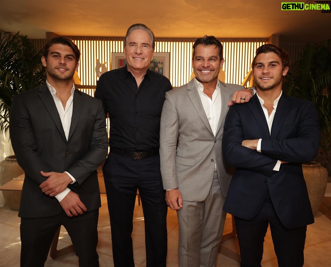 Roberto Justus Instagram - Antes de viajar para Miami não poderia deixar de prestigiar o evento dessa talentosa família na @bcartefacto Parabéns @pauloartefacto e filhos!