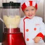 Roberto Justus Instagram - Quem quer pão de queijo?! 👩‍🍳 #VickyNaCozinha A Vicky é apaixonada pela Laurinha @francielejaqueline que faz as receitas mais fofas! Assistia sempre e falava que queria fazer “papa” também 😂♥️ a primeira de muitas pela animação né?! Deixei a receita completa no final!