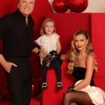 Roberto Justus Instagram - Merry Christmas 🎅✨ da minha família, pra vcs ♥️ que essa noite seja iluminada, cheia de amor e que o Natal aqueça nossos corações e traga para perto, todas as pessoas que mais amamos! ♥️ #FelizNatal