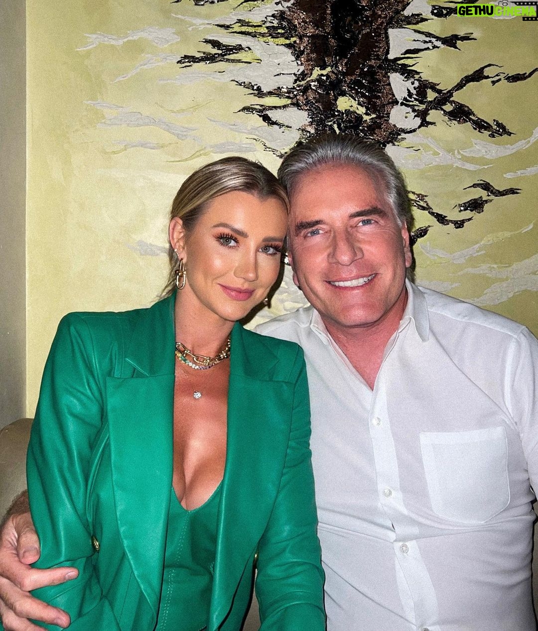 Roberto Justus Instagram - Jantar de despedida. Volto amanhã para o Brasil! Serão poucos dias mas ficarei com saudade! 💙💙