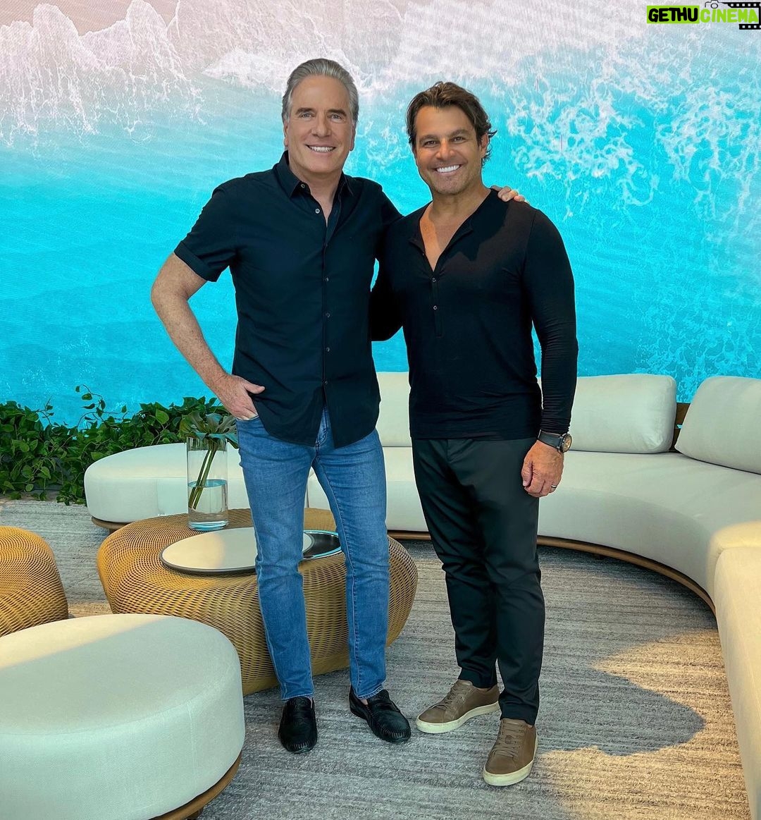 Roberto Justus Instagram - Fui conhecer a nova loja da Artefacto de Miami. Fiquei muito orgulhoso de meu amigo Paulo Bacchi. Um empresรกrio brasileiro competindo com os melhores do mundo de igual para igual! ๐๐ป๐๐ป๐๐ป Miami, Florida