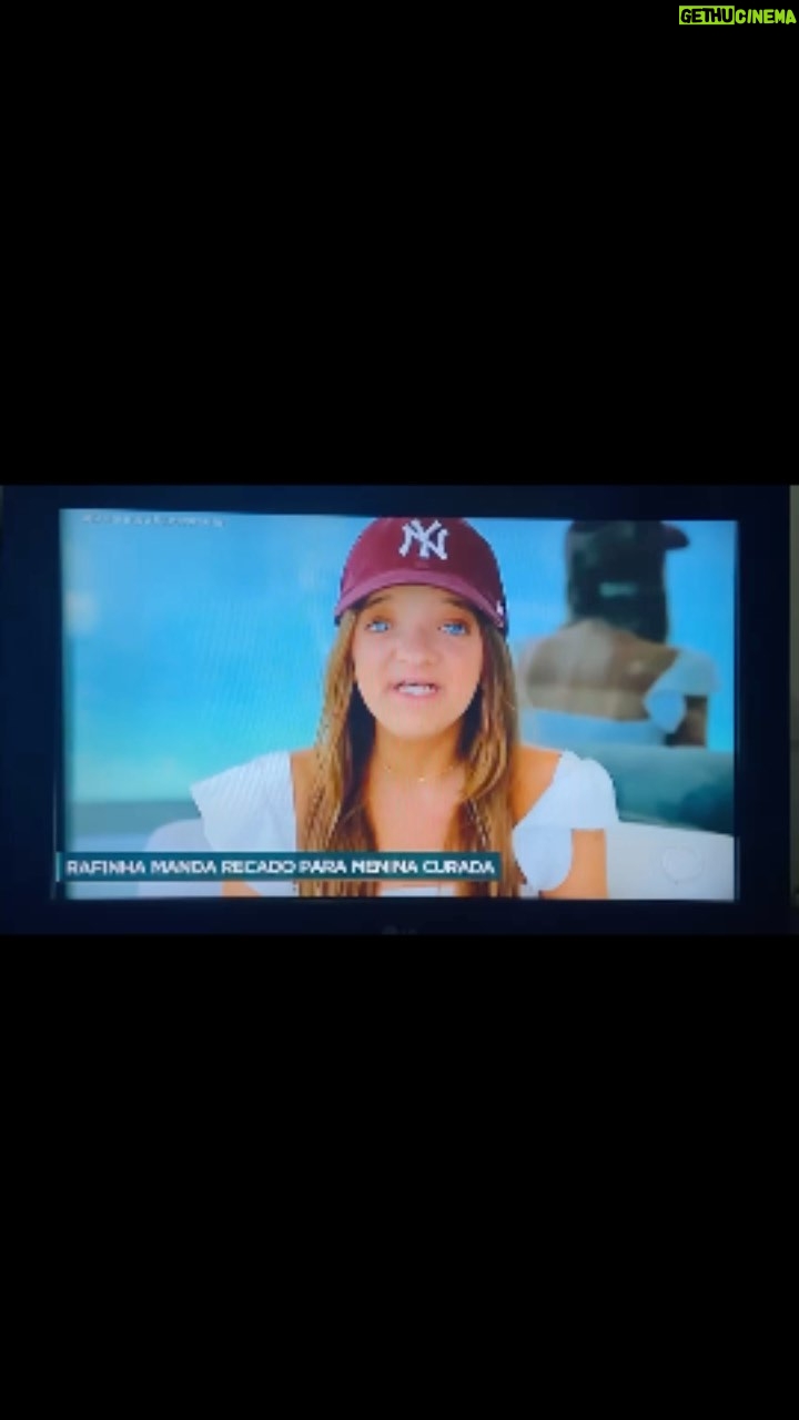 Roberto Justus Instagram - Que orgulho da Rafinha que deixou essa linda mensagem no Domingo Espetacular da Record para essa pequena heroína, Ana Lis que superou com muita coragem uma leucemia. 💙💙