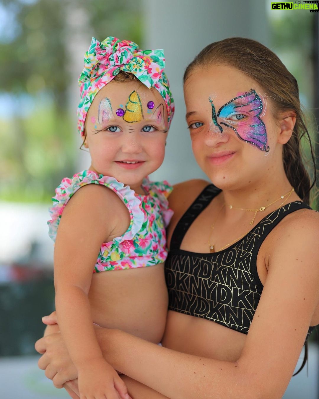 Roberto Justus Instagram - Hoje foi manhã de pintura na piscina. Minhas princesas lindas! 💙💙 Sunny Isles Beach Miami