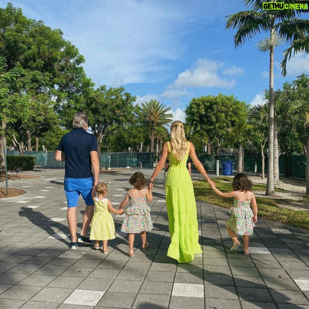 Roberto Justus Instagram - Como é bom curtir esses momentos com a nossa filhinha e as netinhas.. 💙💙💙 Miami Beach, Florida