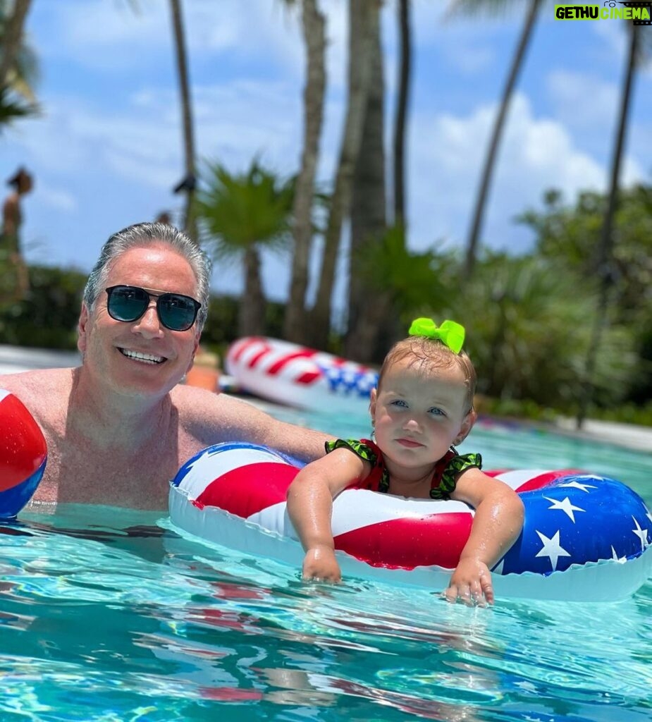 Roberto Justus Instagram - Férias! Comemoração da Independência Americana!💙❤️🤍 Sunny Isles Beach Miami