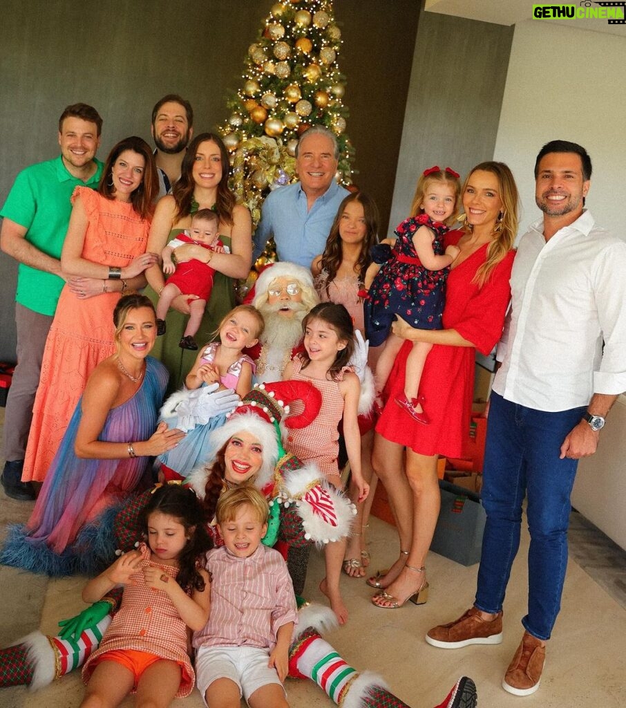 Roberto Justus Instagram - Na nossa comemoração antecipada do Natal. Muito amor em família!💙💙