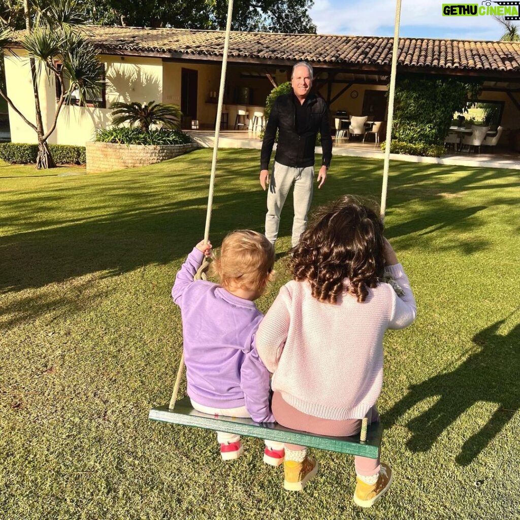 Roberto Justus Instagram - Titia Vicky balançando com a sobrinha Nena. Papai/Vovô babando…💙💙