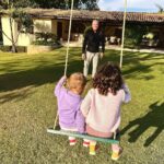 Roberto Justus Instagram – Titia Vicky balançando com a sobrinha Nena. Papai/Vovô babando…💙💙