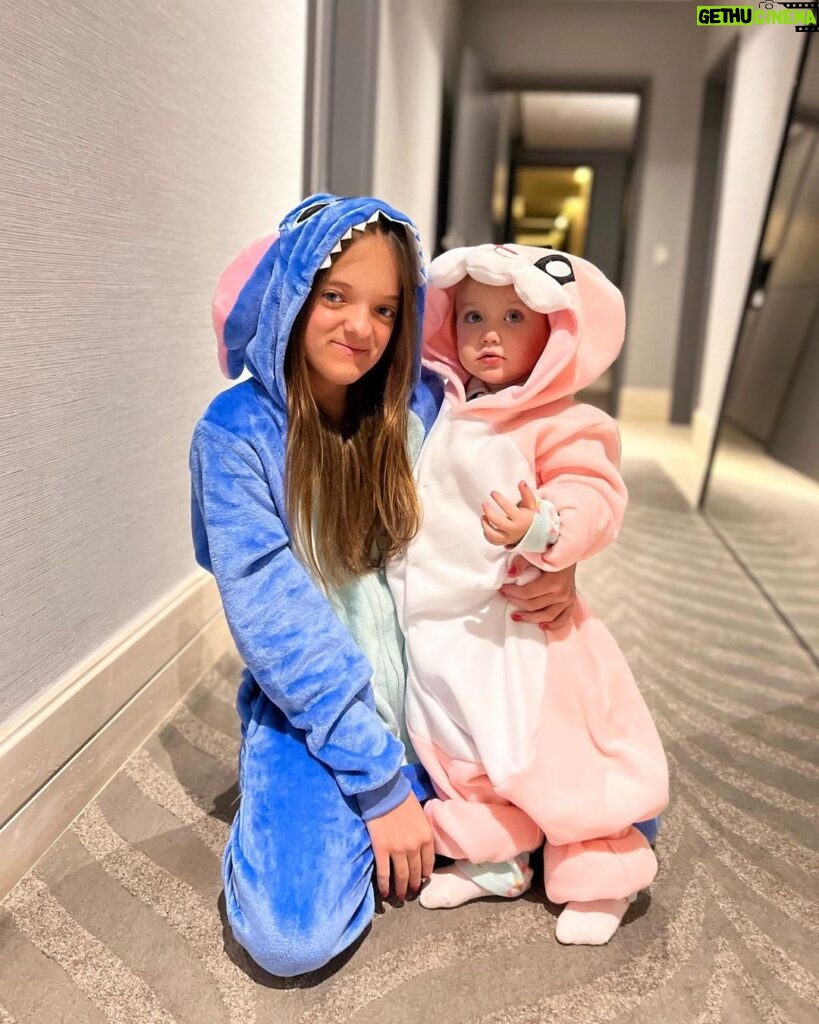 Roberto Justus Instagram - Nesse friozinho elas vestem essas fofuras de pijamas! E eu aguento as minhas princesas? Vicky e Rafinha.💙💙💙