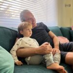 Roberto Justus Instagram - Assistindo filme ao lado do meu lindo netinho Arthur! Muito amor no domingo! 💙💙