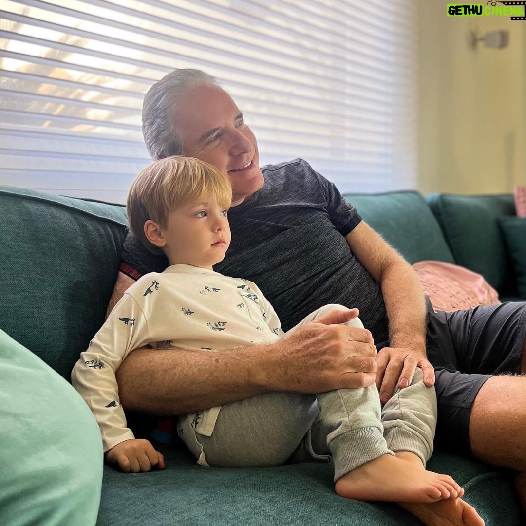 Roberto Justus Instagram - Assistindo filme ao lado do meu lindo netinho Arthur! Muito amor no domingo! 💙💙