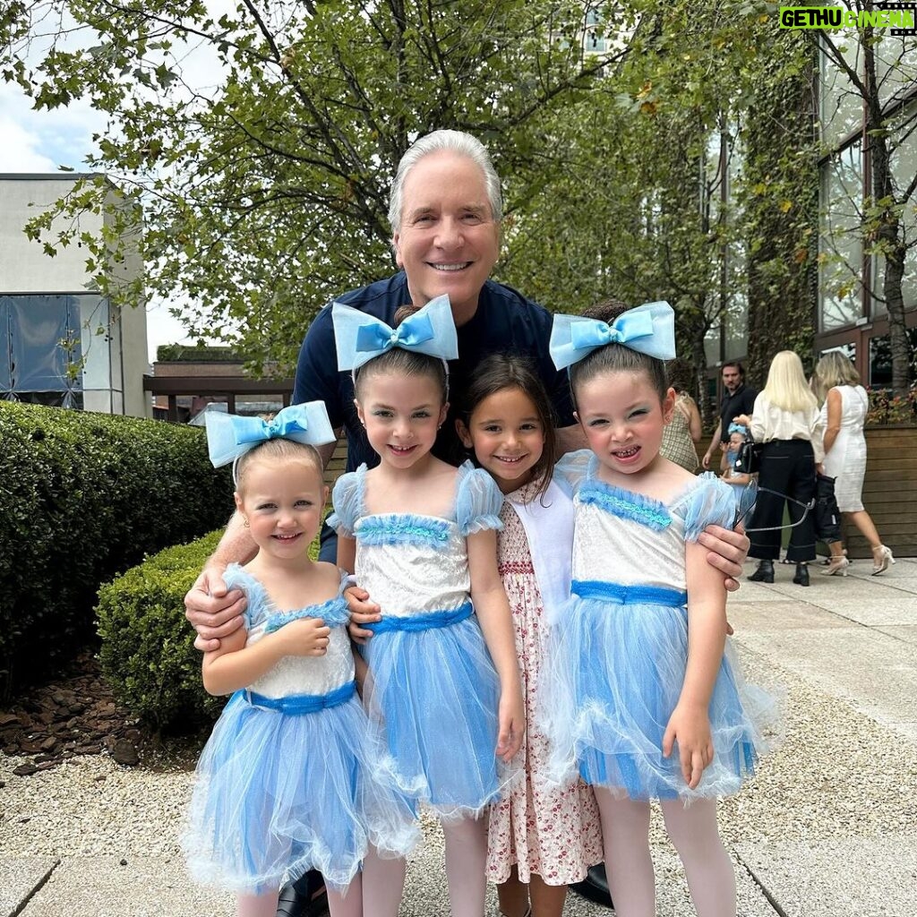Roberto Justus Instagram - Hoje na apresentação do ballet e do circo da Vicky e das minhas netinhas Nena e Kiki. E com a Manu na plateia! 💙💙💙