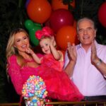 Roberto Justus Instagram - Na linda festa de hoje! Vicky 2 aninhos! 💙💙