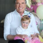 Roberto Justus Instagram – É hoje! 2 aninhos da nossa princesinha Vicky! A primeira comemoração com o papai e a mamãe foi hoje! Domingo será a festa para todos os amiguinhos! 💙💙🎂🎂