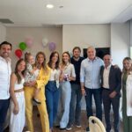 Roberto Justus Instagram - Hoje foi um dia muito especial! 1 ano depois fiz o meu último tratamento preventivo de imunoterapia. Agora resta acompanhar de perto por mais alguns anos para ter certeza que estarei 100% curado. Nesse importante momento estive acompanhado dos meus médicos maravilhosos @drfernandomaluf e Dra. Louise Moreno e de meus 5 filhos, (a @lujustus , e o meu genro @stephanpanico estavam por vídeo), minha esposa, minha nora e meu genro! Prevenção e cuidados rigorosos são nossos maiores aliados na saúde! 🙏🙏