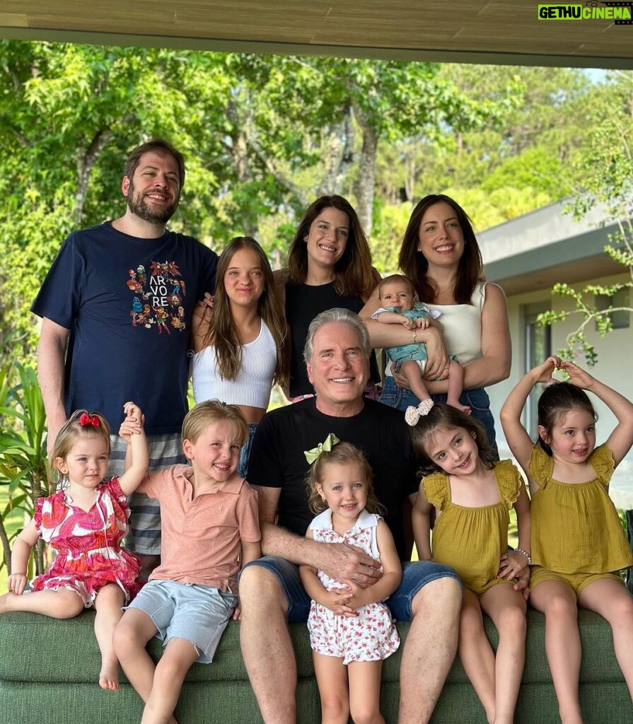 Roberto Justus Instagram - Não existe nada mais emocionante do que poder vivenciar um momento como esse ao lado de meus 5 filhos e de meus 5 netos! 💙💙💙💙💙