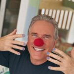 Roberto Justus Instagram - Domingo com a Vicky, tem direito a unha postiça e nariz de palhaço 🤡🤣 #fatherlife