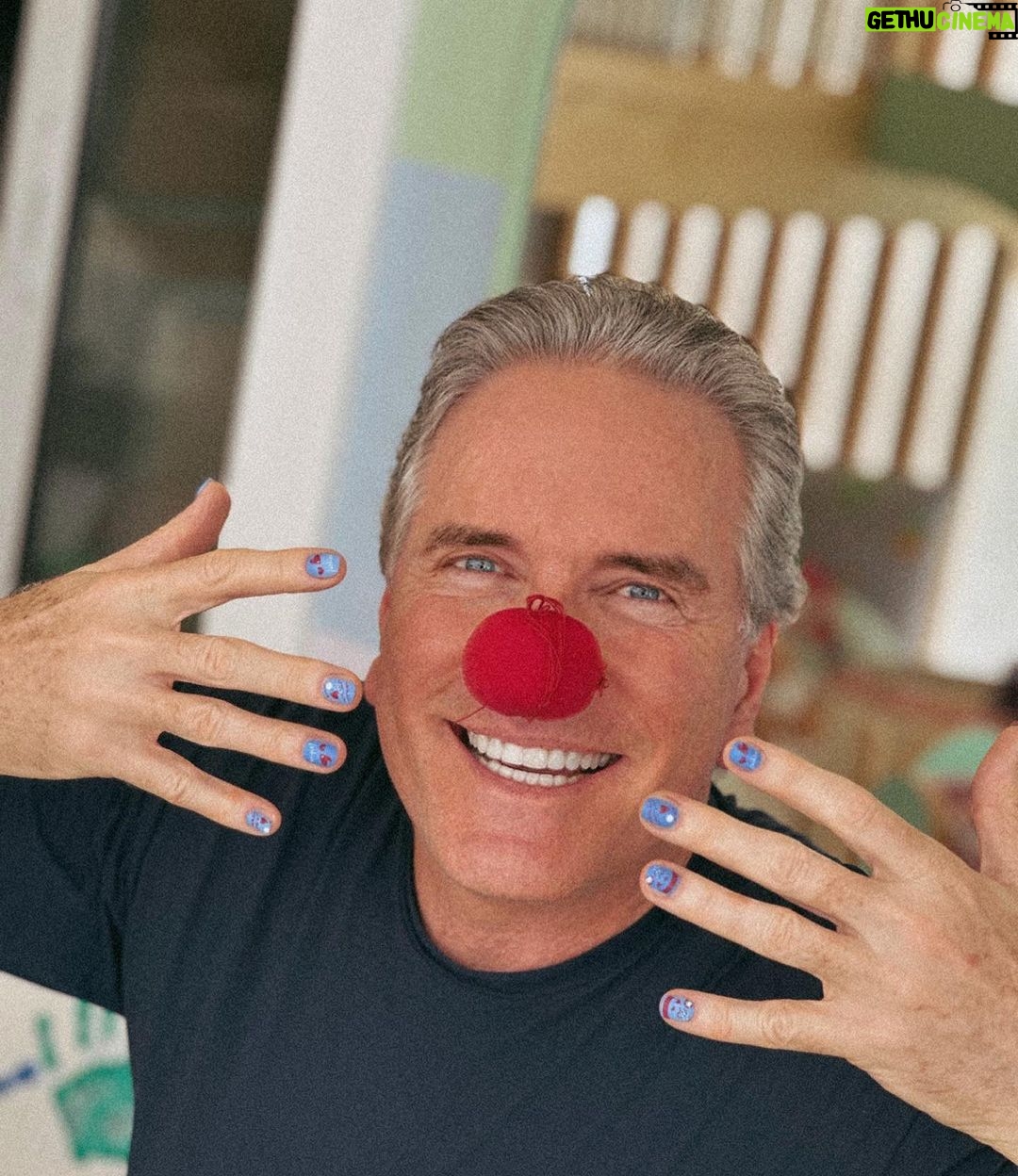 Roberto Justus Instagram - Domingo com a Vicky, tem direito a unha postiça e nariz de palhaço 🤡🤣 #fatherlife