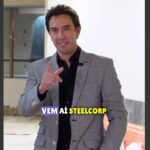 Roberto Justus Instagram - Como não se entusiasmar com um projeto como esse? Aqui, na @steelcorp.tech , uma empresa impulsionada pela dinâmica, força e peso que o nosso negócio trará para o mercado, é onde nos dedicamos à formação de mão de obra e à criação de oportunidades para as pessoas. Este é o nosso propósito: revolucionar o mercado da construção industrializada, promovendo crescimento e impacto positivo. #construcaoindustrializada #inovacao #sustentabilidade #construtech #lightsteelframe #projetos