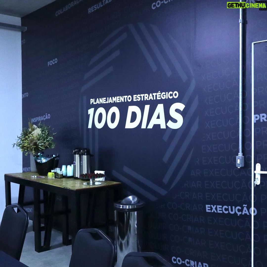 Roberto Justus Instagram - É preciso ser ousado!! E dessa forma estamos planejando nossos próximos 100 dias, porque o HOJE é o nosso AMANHÃ. Nosso evento foi um sucesso, obrigado a todos que estiveram presentes. Vem muita coisa boa por aí! 🤝 @robertoljustus @marcelopieruzzi @steelcorp.tech @steelacademy.tech @steelbank.tech @tecnoframe.tech #steelframe #steelcorp #construçãomodular #tecnologia #inovação