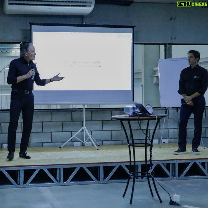 Roberto Justus Instagram - É preciso ser ousado!! E dessa forma estamos planejando nossos próximos 100 dias, porque o HOJE é o nosso AMANHÃ. Nosso evento foi um sucesso, obrigado a todos que estiveram presentes. Vem muita coisa boa por aí! 🤝 @robertoljustus @marcelopieruzzi @steelcorp.tech @steelacademy.tech @steelbank.tech @tecnoframe.tech #steelframe #steelcorp #construçãomodular #tecnologia #inovação