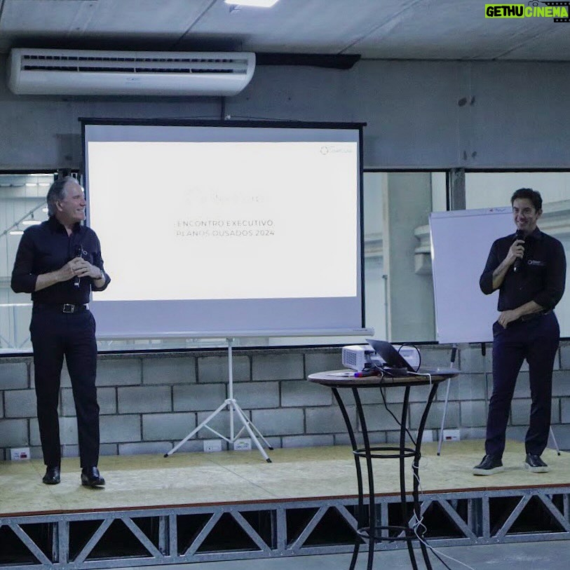 Roberto Justus Instagram - É preciso ser ousado!! E dessa forma estamos planejando nossos próximos 100 dias, porque o HOJE é o nosso AMANHÃ. Nosso evento foi um sucesso, obrigado a todos que estiveram presentes. Vem muita coisa boa por aí! 🤝 @robertoljustus @marcelopieruzzi @steelcorp.tech @steelacademy.tech @steelbank.tech @tecnoframe.tech #steelframe #steelcorp #construçãomodular #tecnologia #inovação