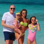 Roberto Justus Instagram – Dia maravilhoso no Caribe com elas…💙💙💙 Turks And Caicos