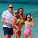 Roberto Justus Instagram - Dia maravilhoso no Caribe com elas…💙💙💙 Turks And Caicos
