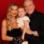 Roberto Justus Instagram - Merry Christmas 🎅✨ da minha família, pra vcs ♥️ que essa noite seja iluminada, cheia de amor e que o Natal aqueça nossos corações e traga para perto, todas as pessoas que mais amamos! ♥️ #FelizNatal