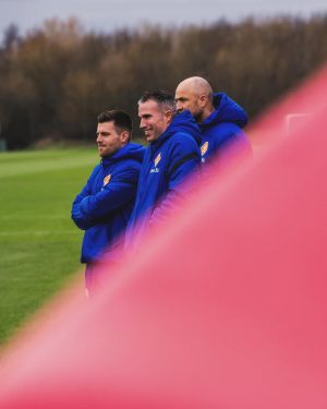 Robin van Persie Instagram - We have a United hero in the building 🫡

It’s been great to welcome @RobinvanPersie to Carrington, alongside Dutch coaches Ruben de Uil and Tim Bakens as part of his UEFA Pro License coaching course 🇳🇱

#MUFC #ManUtd #VanPersie #Netherlands