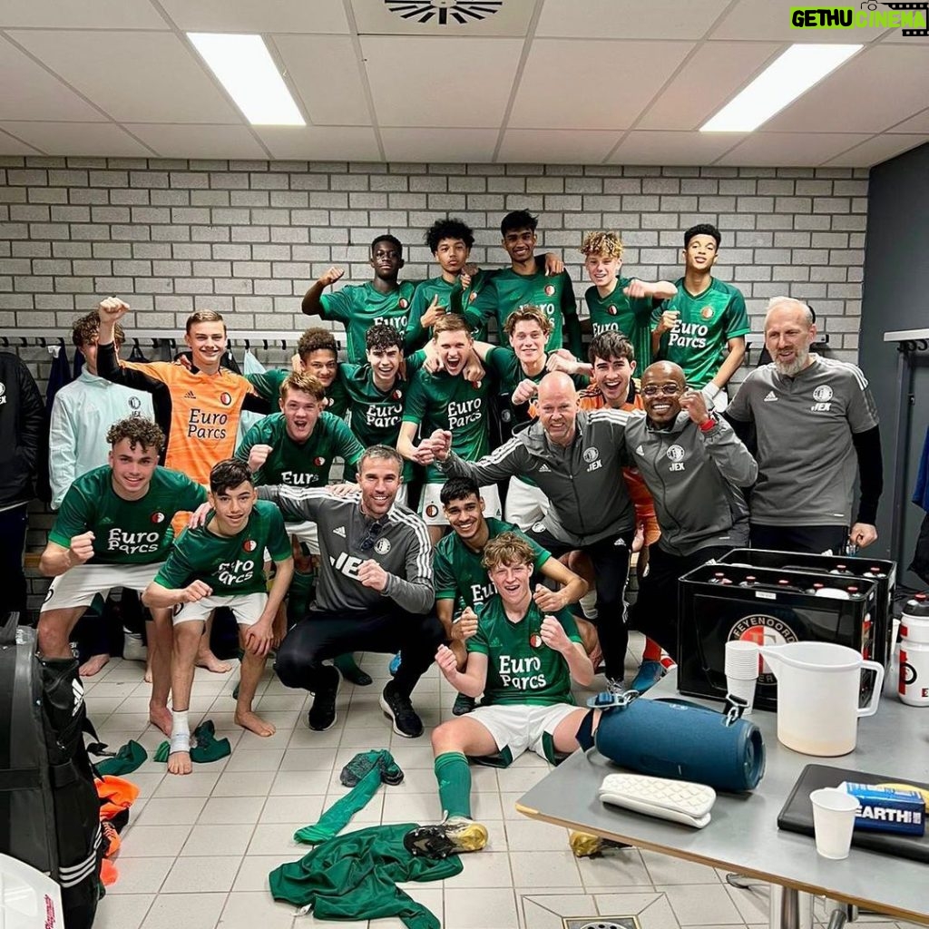 Robin van Persie Instagram - Teamwork makes the dream work 👏🔥 Heerlijke driepunter na een goede comeback tegen FC Twente. De winnende goal in de laatste minuut maakt het nog mooier. Trots op de mentaliteit van de boys. Never give up 💪