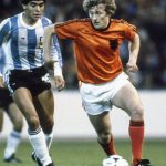 Robin van Persie Instagram – Wij spraken dezelfde taal, de taal van de voetballiefhebber ⚽❤️

Cruijff had een eigen taal, Wim ook. Hij heeft het opgeschreven in schriftjes, die Wim alleen deelde met, in zijn ogen, echte liefhebbers. De laatste keer gaf hij me twintig kantjes mee. Vol met oneindige details over dingen die in zijn ogen cruciaal zijn om de beste te kunnen zijn.
Eigenlijk is zijn filosofie één grote puzzel. Daar probeerde ik als speler mijn voordeel uit te halen en nu als trainer weer.

Wim, ik ben je dankbaar voor onze urenlange gesprekken en de vele wijze lessen.

Rust in vrede 🙏🏻
