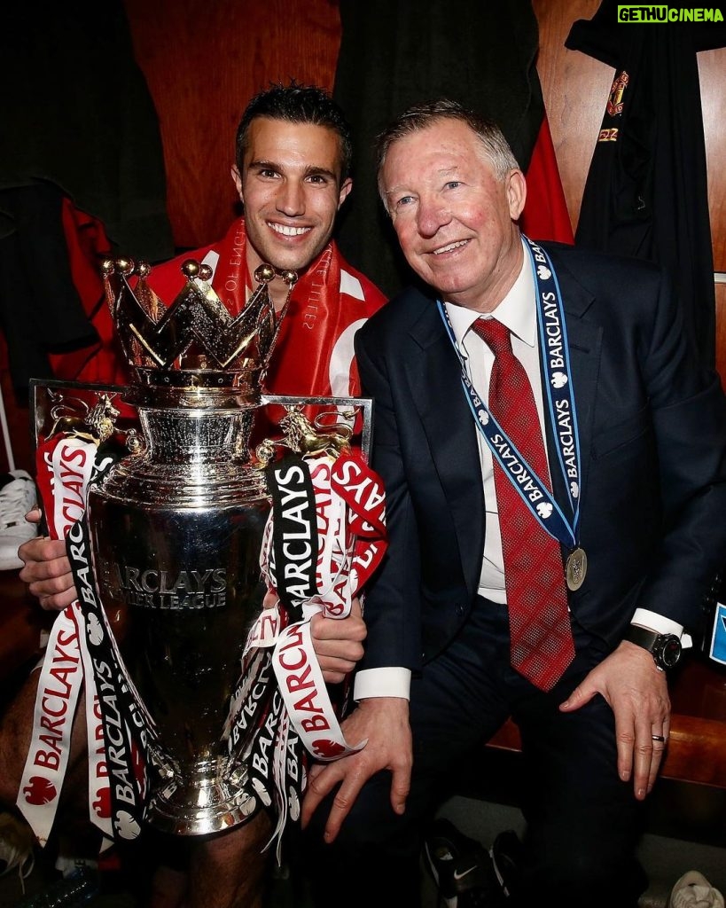 Robin van Persie Instagram - Happy 80th birthday Sir Alex 🙌! Wishing you all a happy and healthy 2022, stay safe & positive 👊(well.. maybe in this case negative) you know what i mean 😂 ❤️